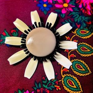 Vintage Daisy Pin 1960s